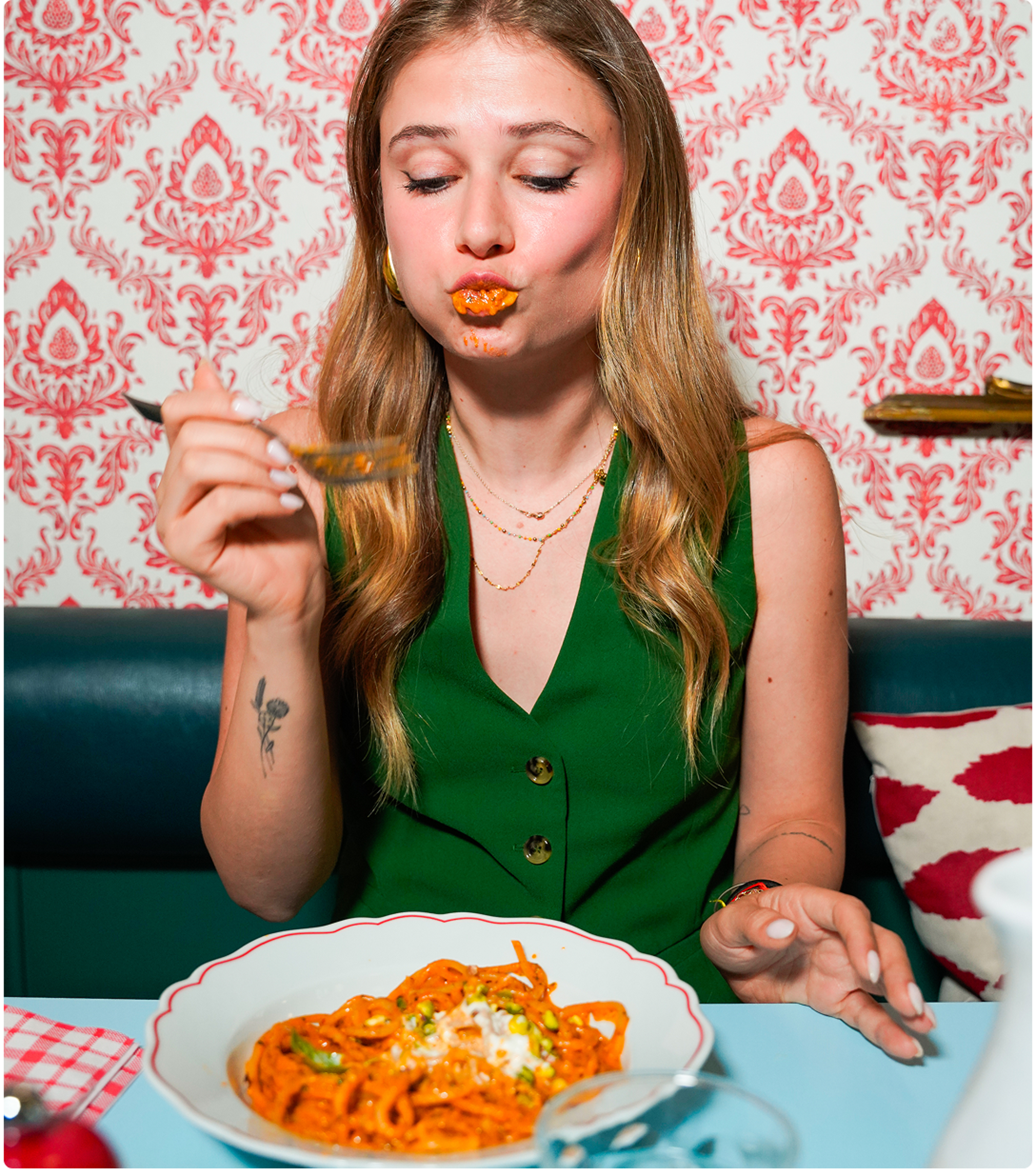 cliente mangia piatto di pasta